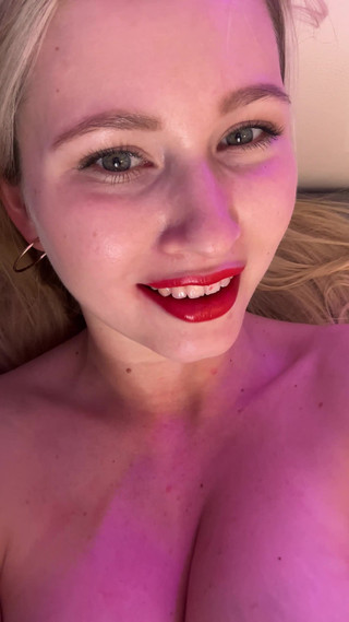Stella Cardo: Sexy Girl Dances and Gives a Tour of Her Body