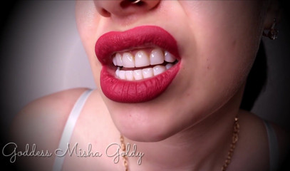 Goddess Misha Goldy: Bordeauxrode lippen maken je zwak als neukpartij! Mijn volle, perfecte,...