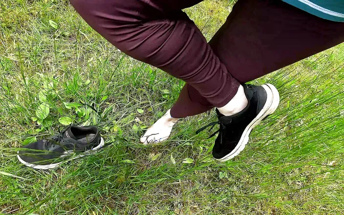 Bouncy Tits Action: 500 Titslaps on Her Naked Breasts in the Woods