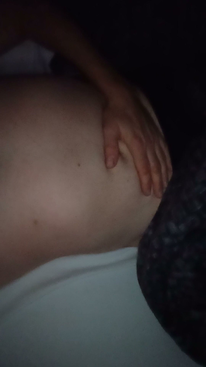 Hottieboy77: Chlapec s bolestí břicha si hladí břicho