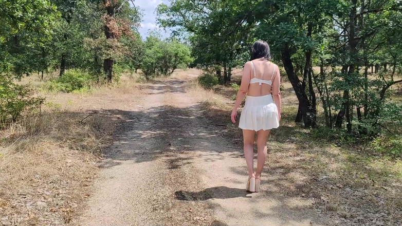 Za Za: Sclava Tih este pedepsită să-și arate pizda goală pe autostradă