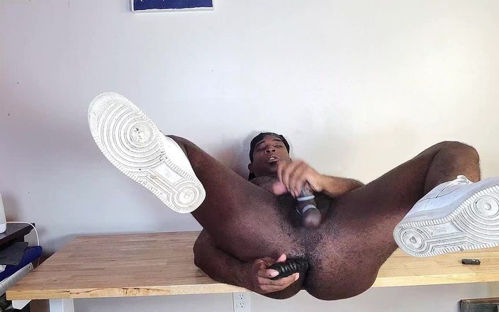 Blkbamaboi73: Pantat bahenol cowok ini dientot habis-habisan sama kontol besar pria...