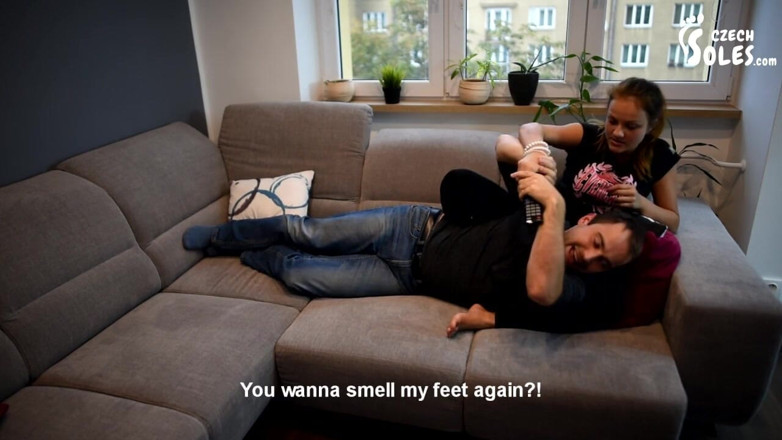 Czech Soles - foot fetish content: L'odore dei piedi pushy della sorellastra