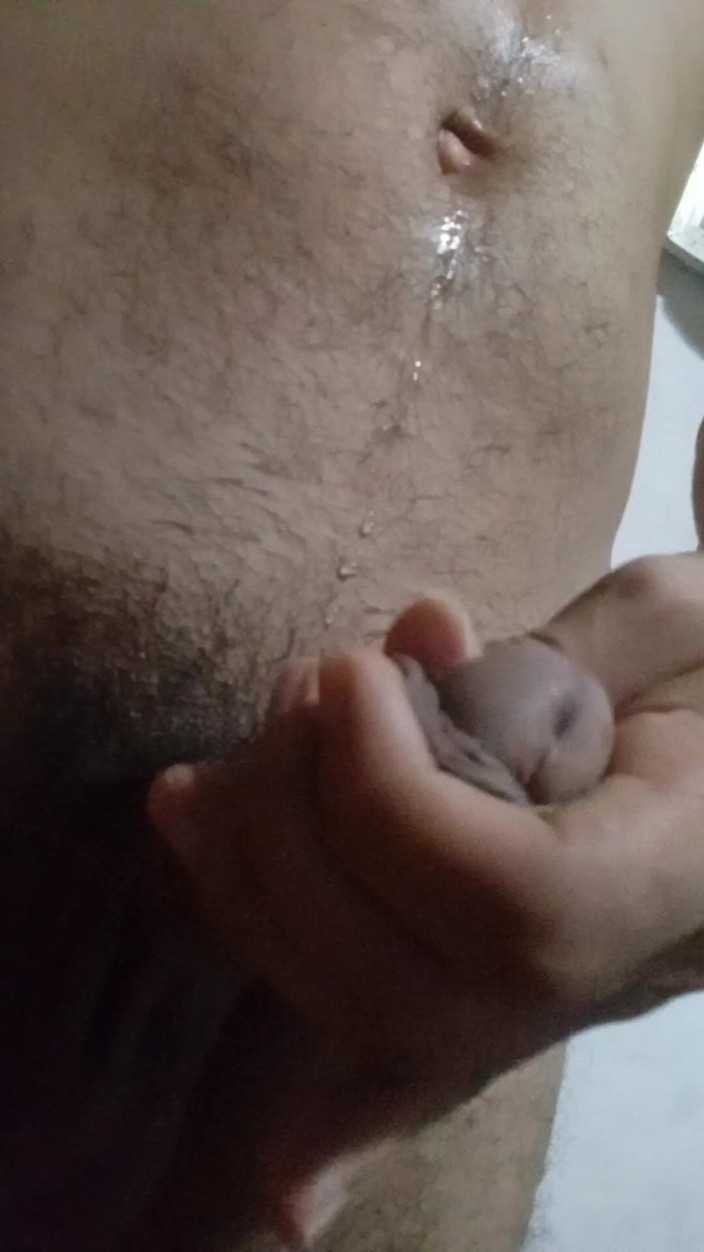 Cute boy jerks off: Hombre Salio Del Baño Para Aserse La Paja En Su...