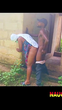 Afrikalı üvey erkek kardeşim iri güzel siyah Afrikalı büyük memelerle sikişiyor