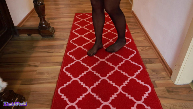 KimisWorld: Asmr nilon berjalan di karpet - stoking tipis kaki dan suara...
