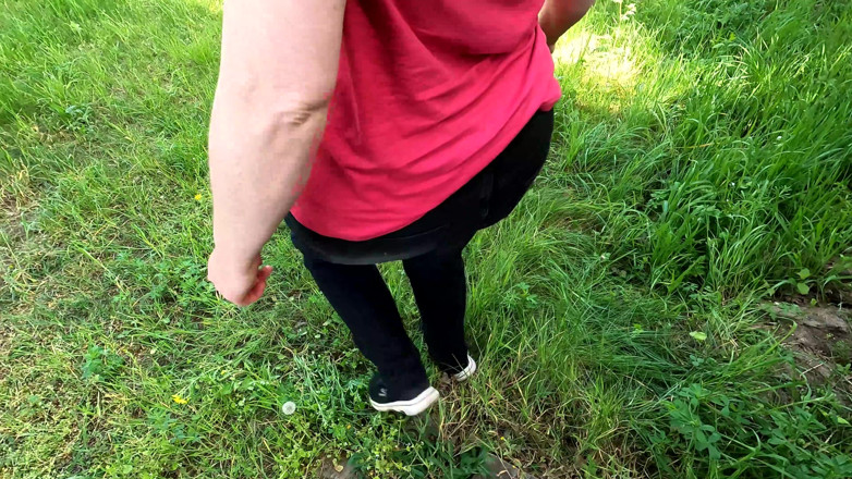 Bouncy Tits Action: جلد الثديين العاريتين في محطة القطار