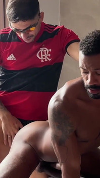 หนุ่มกล้ามโตน้ำเงี่ยนโคตรเยอะ เย็ดตูดเกย์ interracial แบบไม่ใส่ถุง