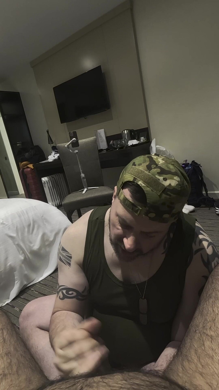 uktattooedchub74: Armérekryt suga och knulla del ett