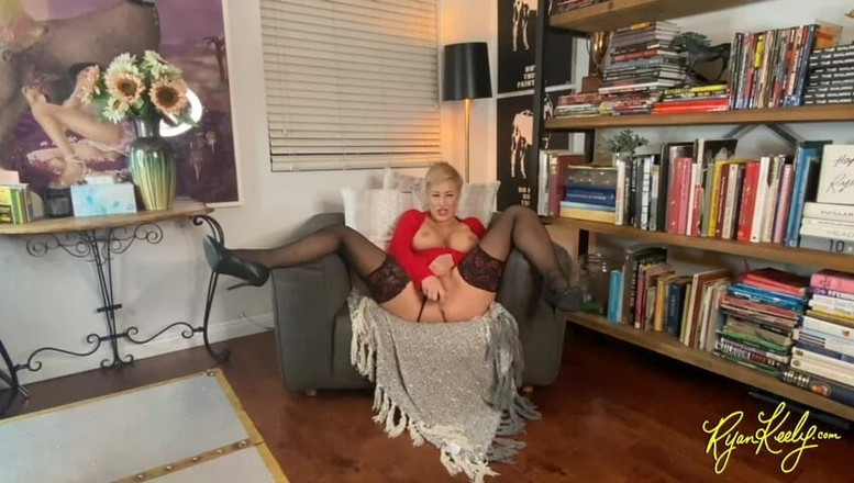 RyanKeely: Gorda milf se fode com vibrador de vidro - Ryan Keely
