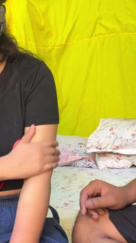 Wanita pejabat memanggil pekerjanya dan mengongkeknya.dia menghisap zakarnya.dengan main peranan yang jelas.
