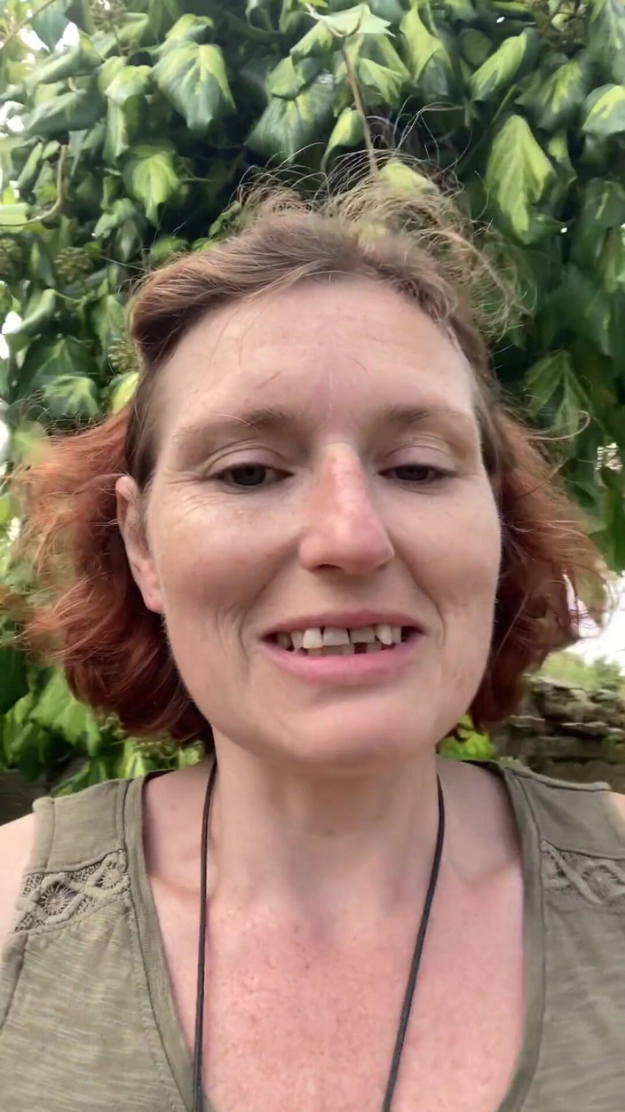 MistressWriggler: Čichání mých páchnoucích kundičky prstů v odlehlé zahradě, nevím, že starý...