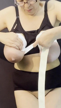 Salope aux seins attachés