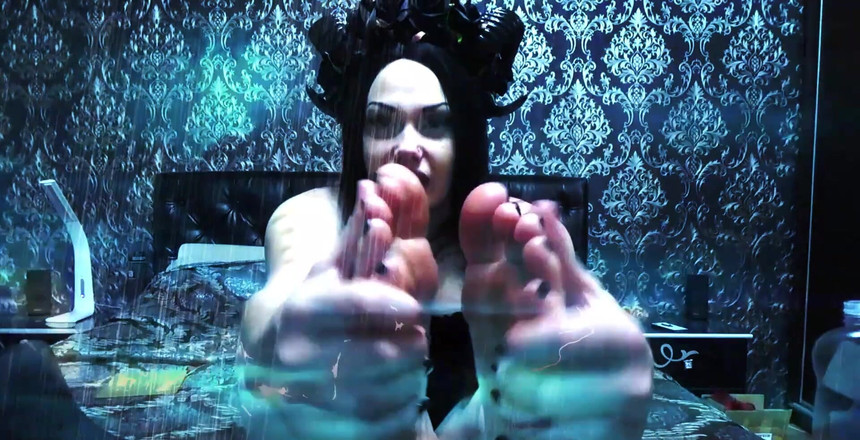 Goddess Misha Goldy: Aku datang kepadamu di malam hari, dan aku di sini...