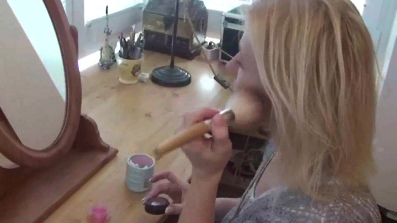 Femdom Austria: Make up and cleaning face