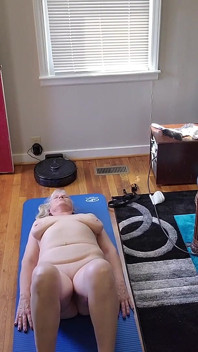 La calda matura fa un po' di yoga mattutina!