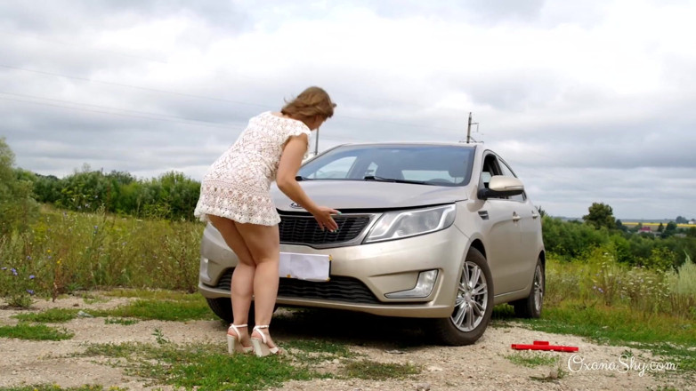 MILF Oxana: 愚かなブロンドと失速した車