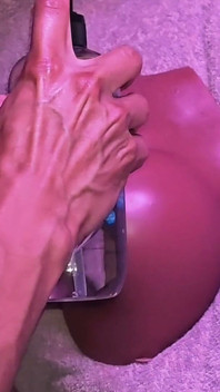 Transeksual mengongkek mainan sebagai punggung sebenar