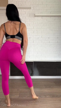 Leggings trocando de roupa e tirando a roupa