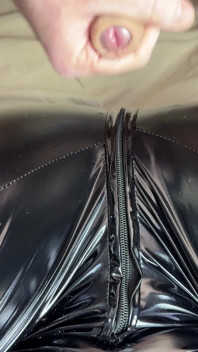 Weibliche Dominanz Des Penis Mit Hilfe Von Beinen Durch Eine Domina Im Latexanzug