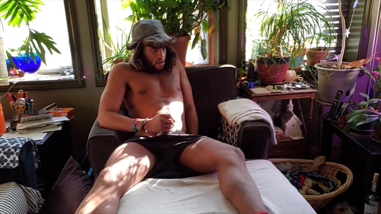 Kennie Jai: Kenniejai rycker av med en hatt på