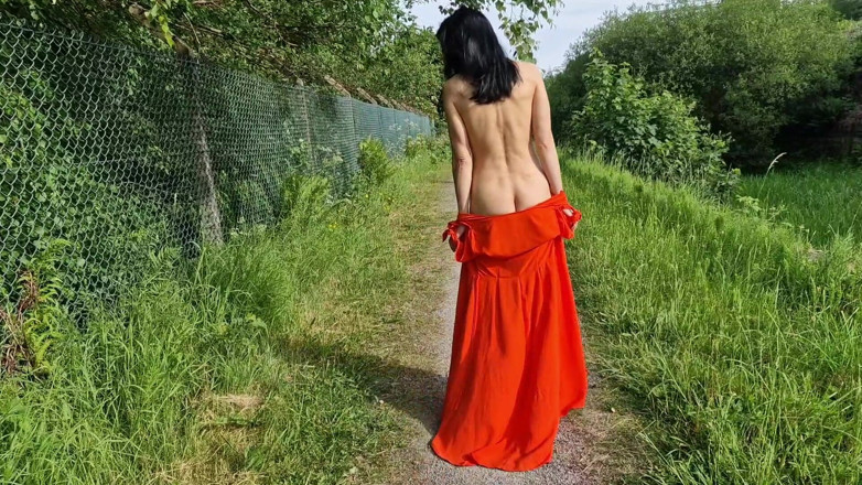 Nicky Brill: Nudo all'aperto e pisciare