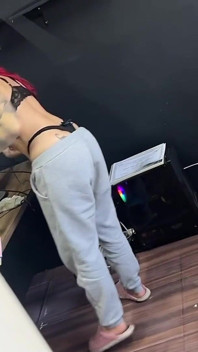 Limpiando con Camila Vegas - la pelirroja recibe una sorpresa en la cara