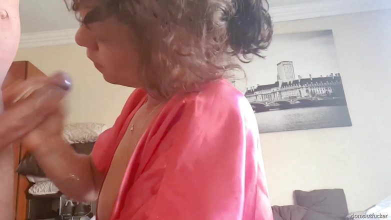 domslutfucker: Fată în halat roz suge pula și face laba până când ejaculează