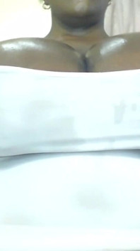 Madura culona rebotando sus tetas gigantes y juego de pezones