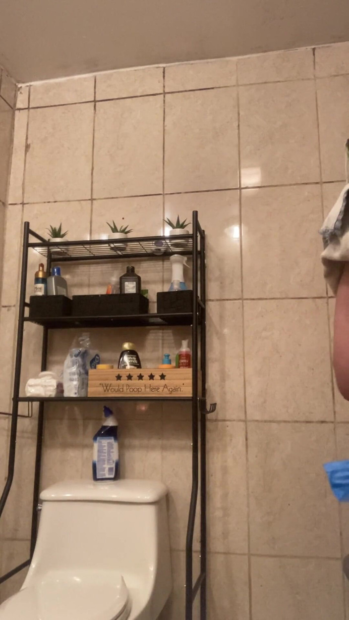 Chubbytits16: Ai đó bú vú của tôi