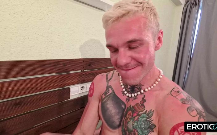 German bitch hunter: Gagica germană invită doi bărbați pentru un sex în trei sexy în...