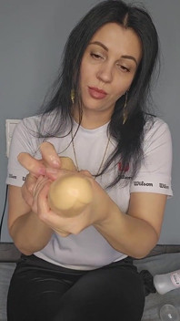 Tôi muốn đặt ngón tay của tôi vào mông của bạn và xem bạn bú con cặc của riêng bạn.