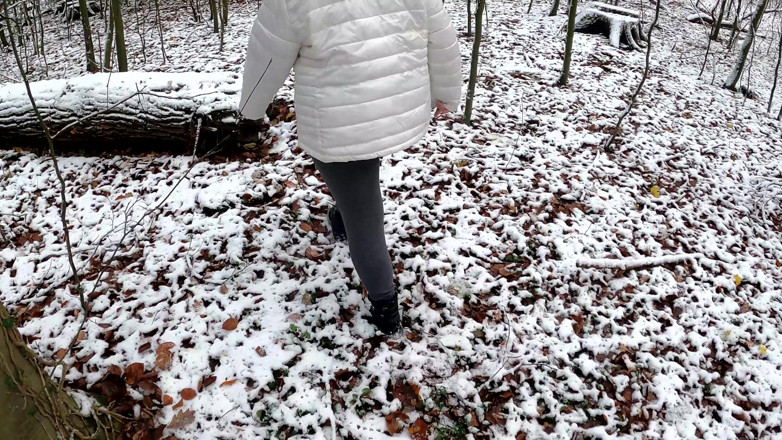 Bouncy Tits Action: Jogando bolas de neve em sua buceta nua - garota inteira...