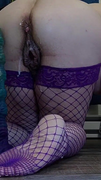 Tante seksi dengan pantat bahenol lagi asik ngentot dildo ukuran raksasa sampai orgasme