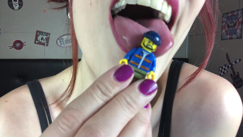 Candystart Videos: Une géante mange un fétiche