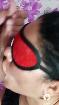 Blowjob buatan sendiri tenggorokan dalam ditutup matanya