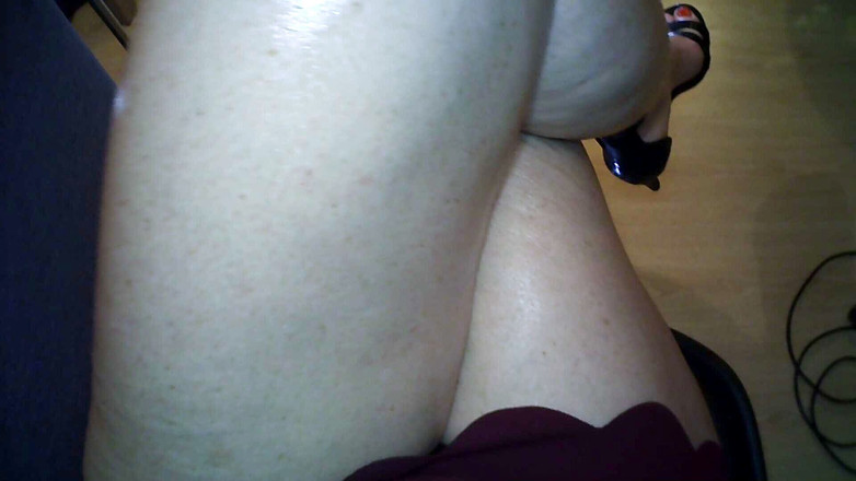 MisS Angel: Dívám se dolů na můj klín.