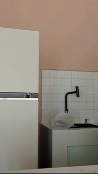 Gluren naar mama's tieten terwijl ze kookt in een string pov