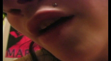 Foot Girls: Černovlasá děvka saje a líže prsty na nohou