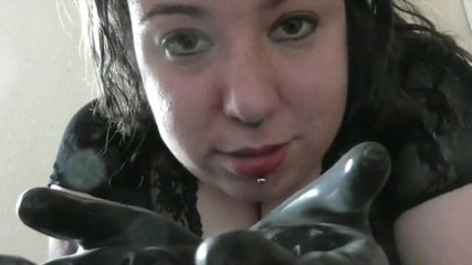 Kikka Jennie: Spit latex gloves
