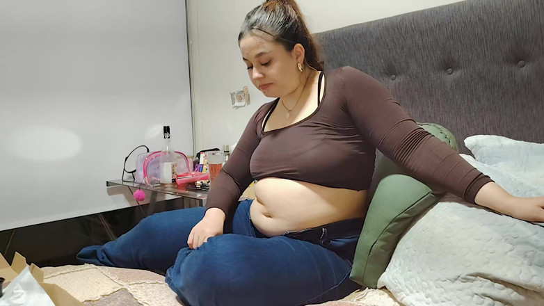 Nicole Passat: Binge pizza besar Nicole: Belly Bursting Bliss