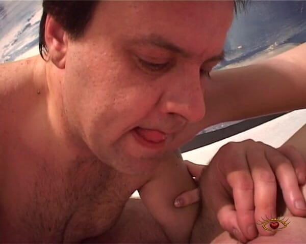 Big Sister: Mijando na jacuzzi