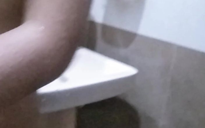 SuperIndian456: Ma demi-sœur se fait baiser dans les toilettes, mon demi-frère...