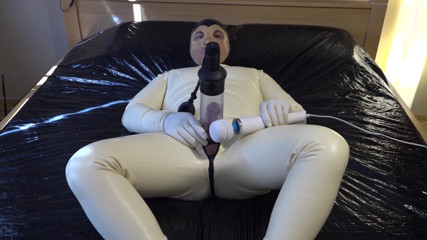Latex Danielle Cum Slave: Latex Danielle 정액 노예 정액!
