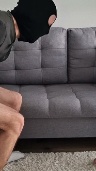 Écraser Des Testicules Dans Des Tongs Roses!