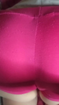 Pembe şortlu tatlı orta yaşlı seksi kadın deliklerini parmaklıyor