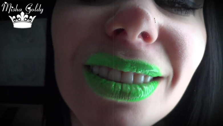 Goddess Misha Goldy: Buze verzi lucioase fosforice fascinante