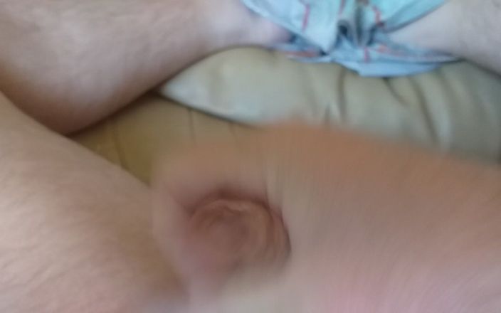 Pellefnatt: Berbaring di sofa dan mainin kontolku sampai orgasme berujung orgasme