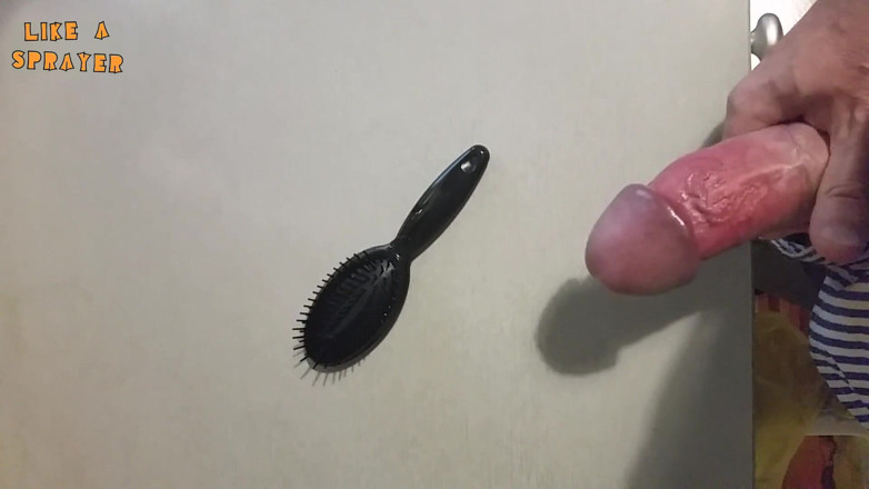 Like a sprayer: Handjob and cumshot on a haribrush