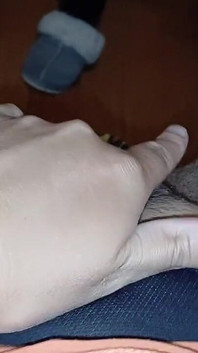 Ci masturbiamo segretamente di notte in modo che i nostri genitori non ci catturano